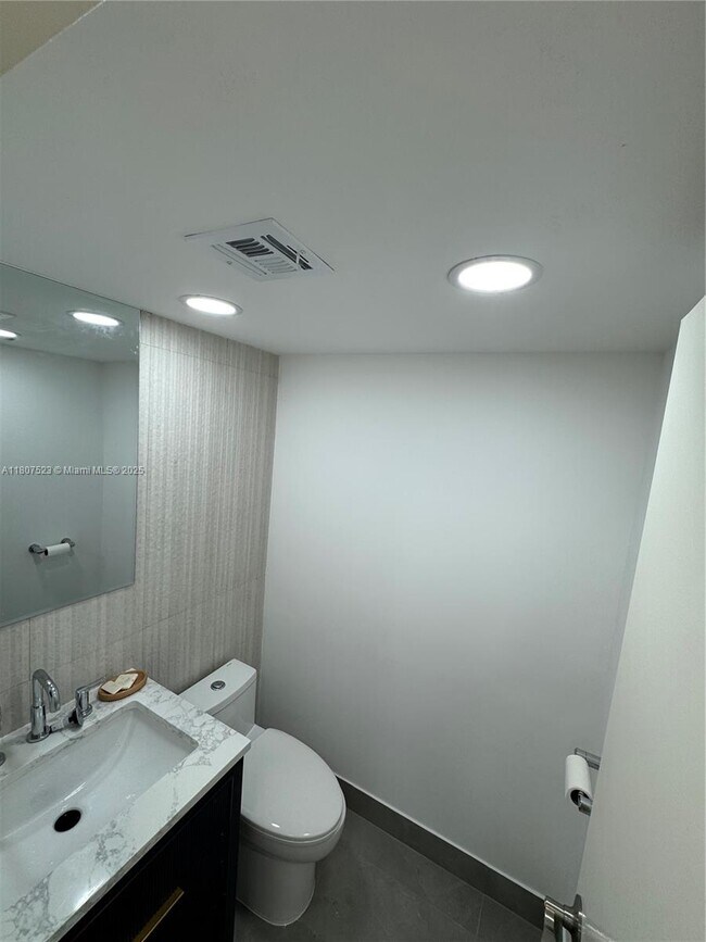 Building Photo - 1800 Collins Ave