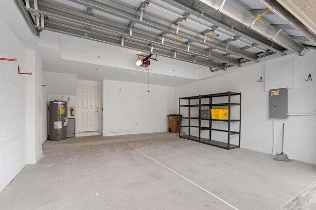 Building Photo - 652 Fern St