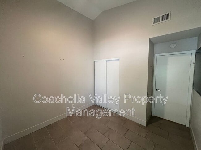 Building Photo - 835 Nueva Vista Dr S