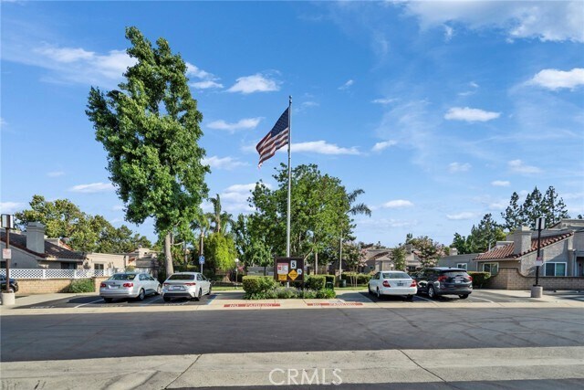 Building Photo - 9764 Huntington Dr