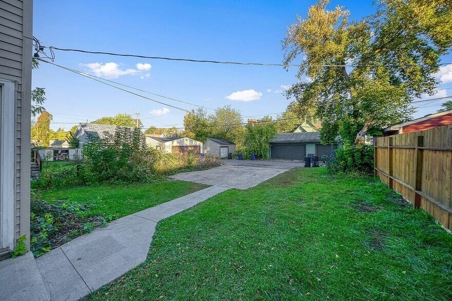 Building Photo - 713 Thomas Ave