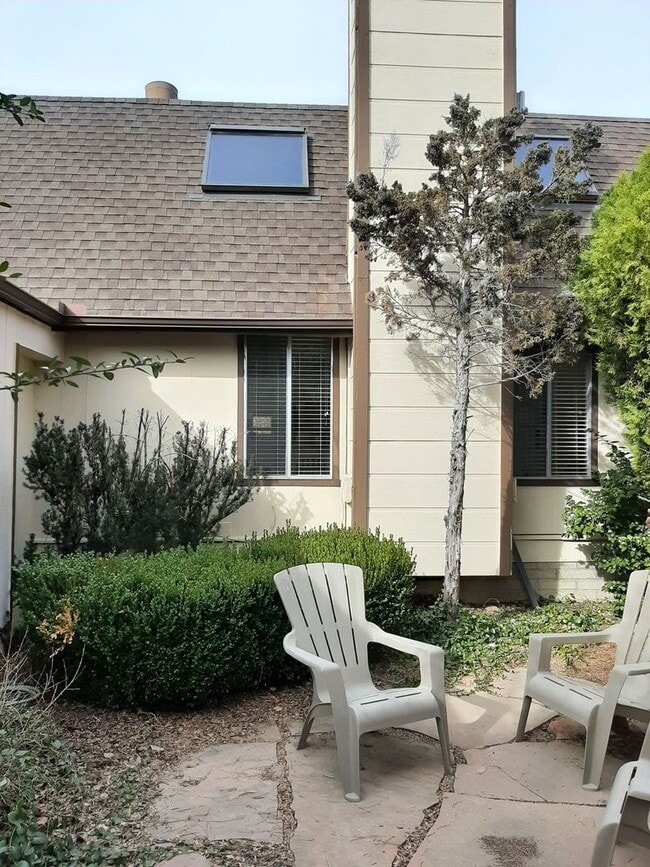 Building Photo - Charming Home Near the Prescott Square