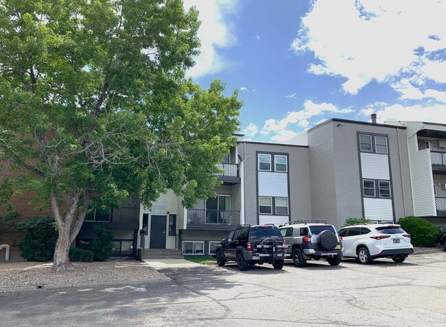 Building Photo - 1400 Golden Cir