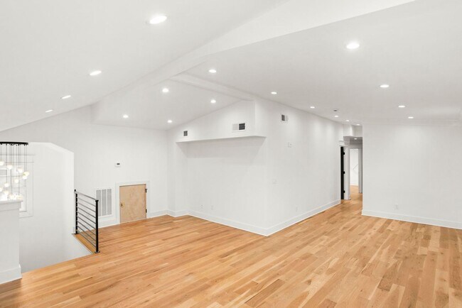 Building Photo - 942 Maxwell Ave