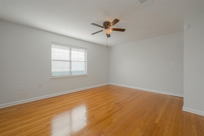 Building Photo - 4923 Poinciana Dr
