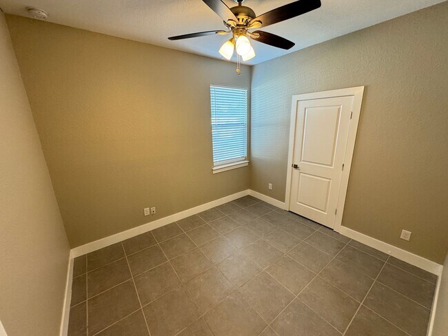 Building Photo - $500 OFF OF A MONTH OF RENT! Beautiful 4BD/2BA Home in Poinciana – No HOA Approval Needed! Pets W...