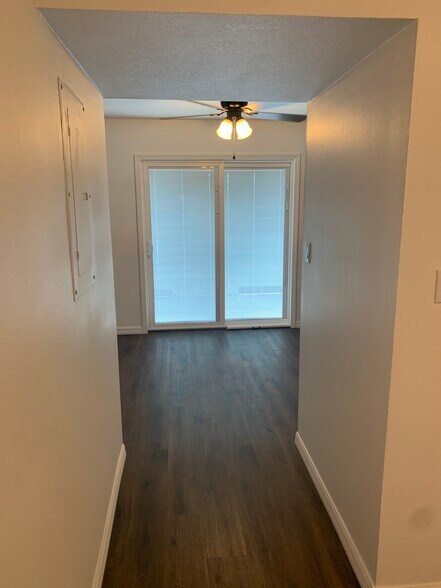 Building Photo - 5850 Cypress Gardens Blvd