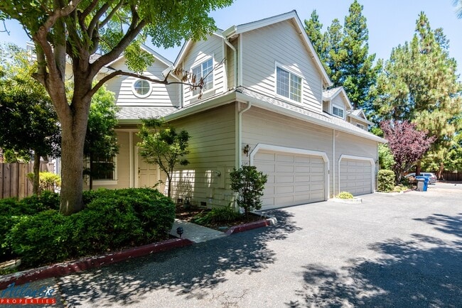 Building Photo - Gorgeous Townhouse | Hardwood Flooring | A/C