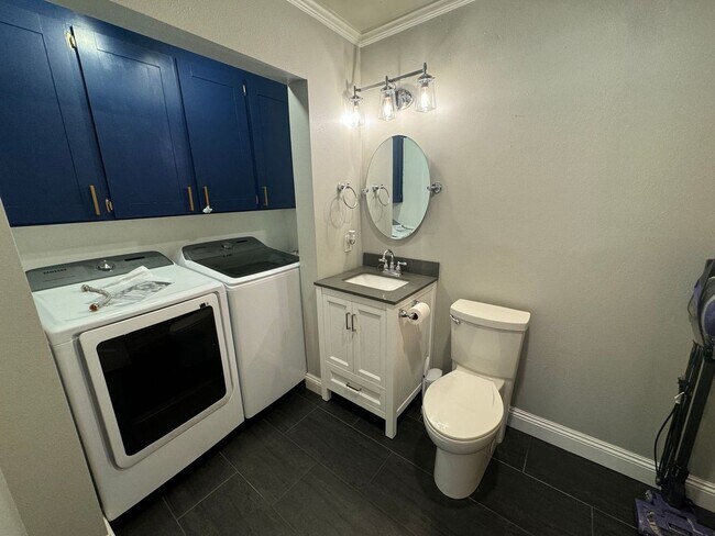 Building Photo - Gulf Breeze Proper - 5 bedroom, 3.5 bathro...