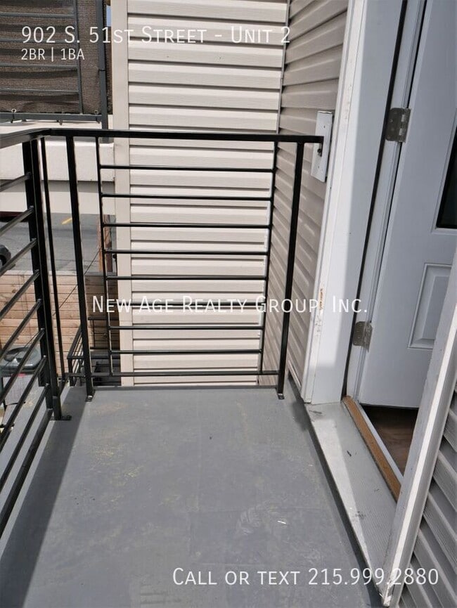 Building Photo - Modern 2 bedroom, 1 bathroom apartment loc...