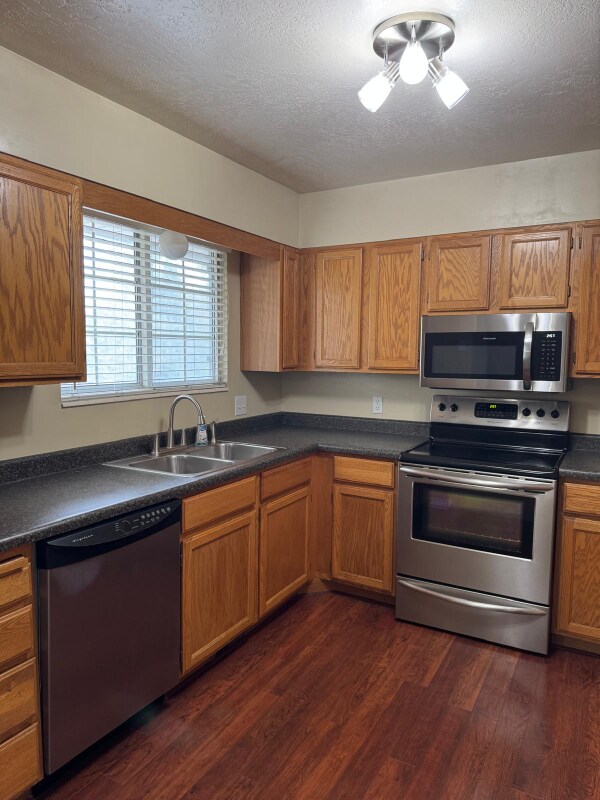 Building Photo - 800 Gatewood Dr
