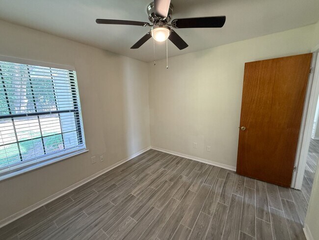 Building Photo - 1035 Peakview Dr