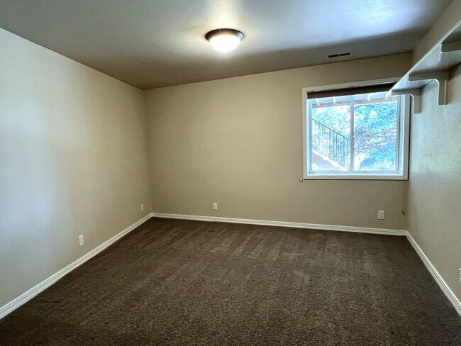 Building Photo - Fantastic 4 bed 3 bath home in the Highlan...