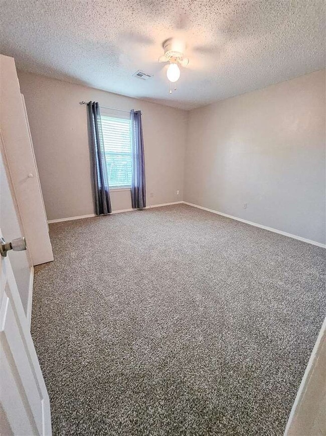 Building Photo - 2513 NW Robinhood Dr