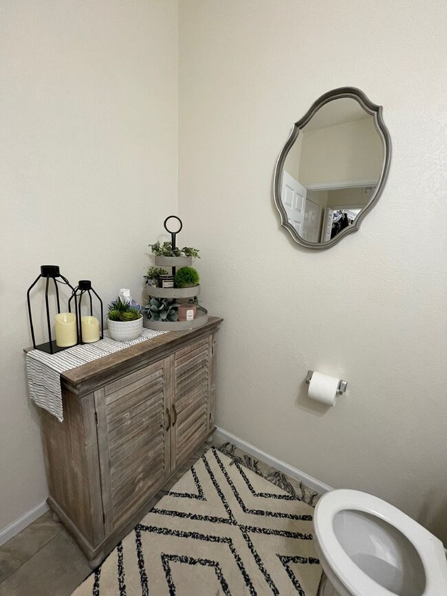 Building Photo - Gorgeous 3 Bed / 2.5 Bath Townhome, 1 Car ...