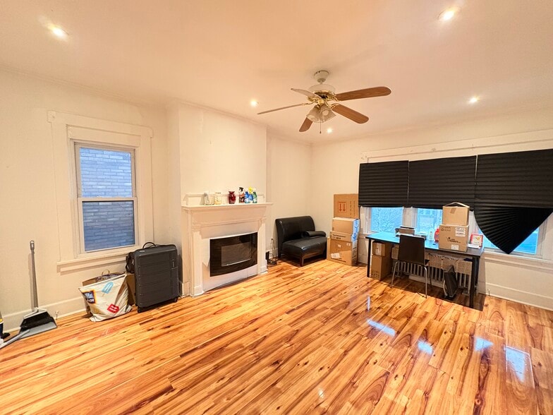 Building Photo - 5818 Hobart St