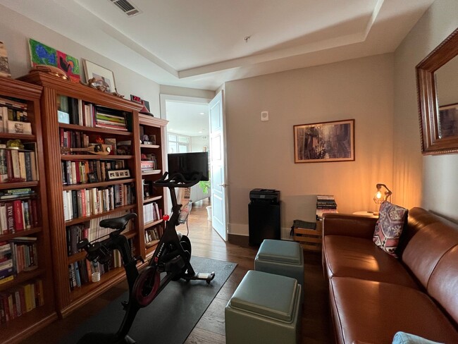 Building Photo - Spacious 2 bedroom 3 bath condo with offic...