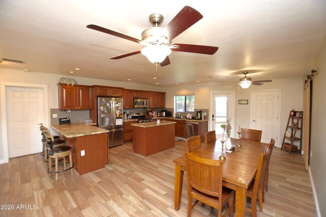 Building Photo - 946 E Denton Ln