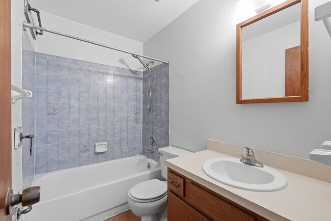 Building Photo - Southfork Oaks Condo