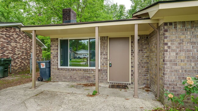 Building Photo - 3 Bedroom 1.5 Bath Home in Holly Court - Goose Creek