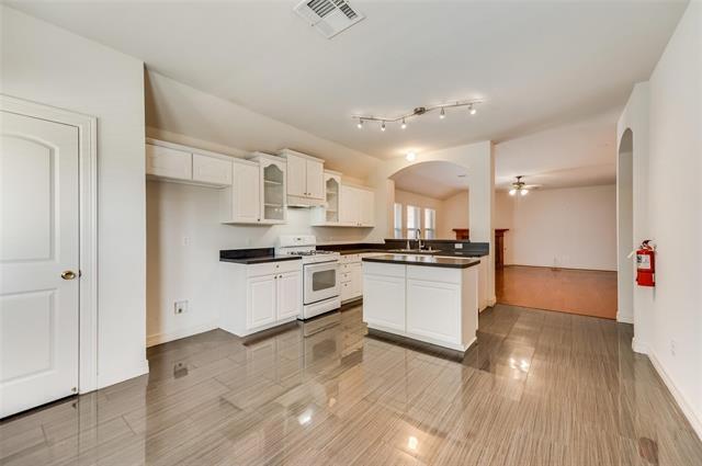 Building Photo - 2903 Holly Ln