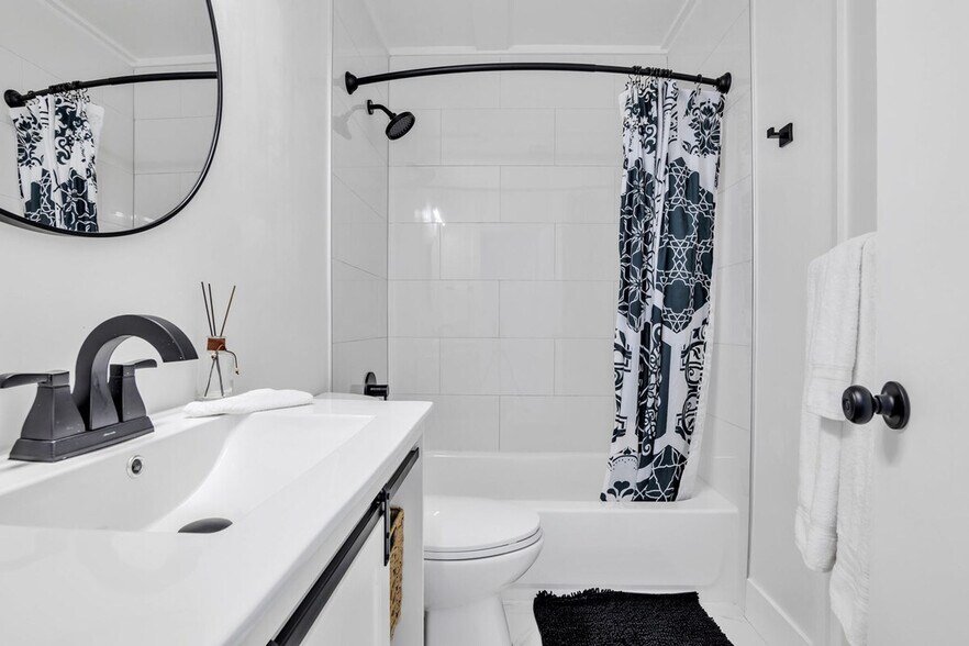 Building Photo - 2932 NW 10th Ave