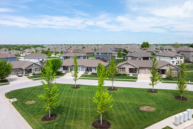 Building Photo - Colonial Gardens