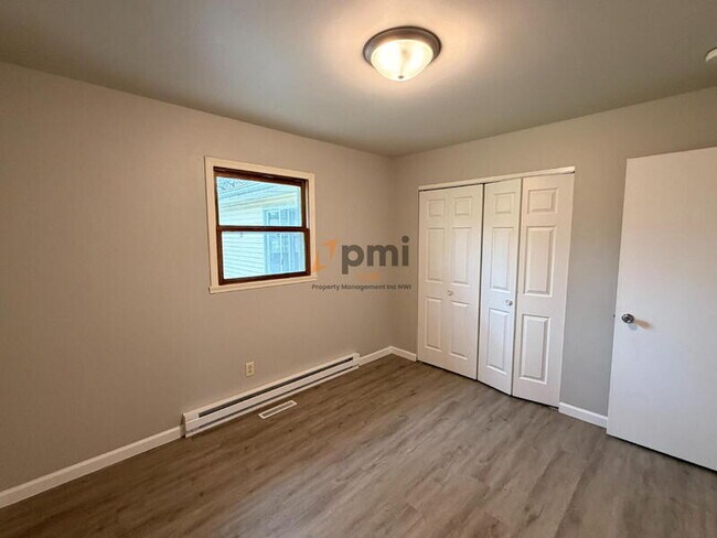 Building Photo - 5372-5372 Plaza Ave