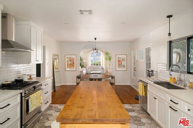 Building Photo - 1414 S Curson Ave