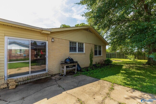 Building Photo - 904 SE Chatterson Rd