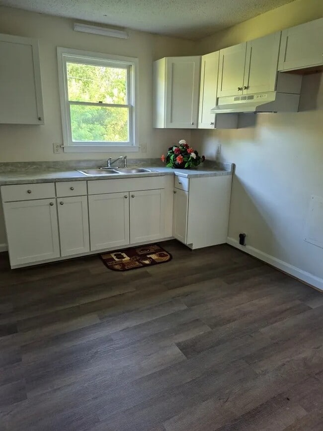 Building Photo - 215 Ashcroft Dr