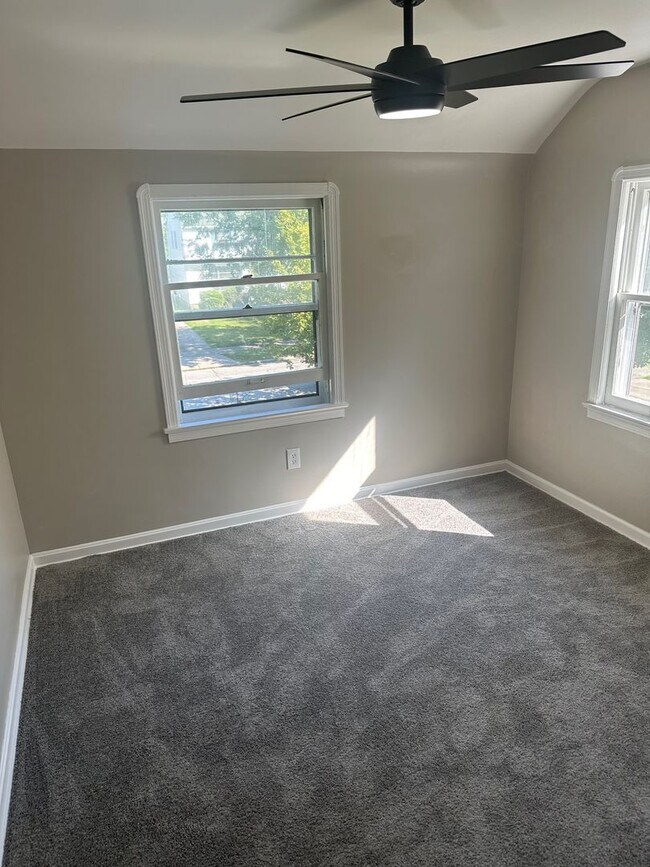 Building Photo - Stunning South Euclid 3 Bedroom