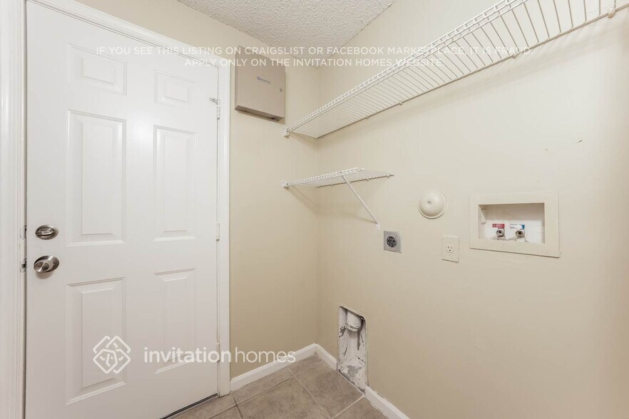 Building Photo - 7640 Colony Palm Dr