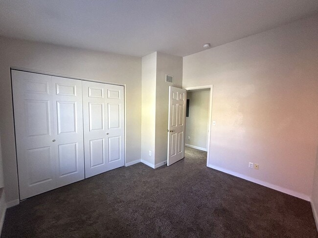 Building Photo - Comfortable 2BR Near Campus