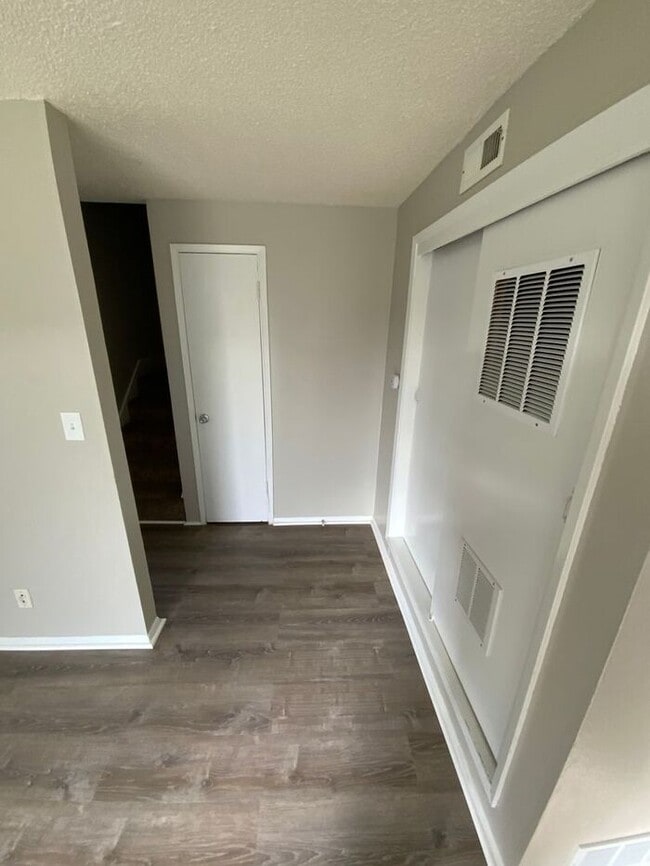 Building Photo - Sumner Townhome Duplex w/ 1 car carpot & N...