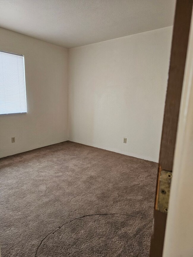 Building Photo - Amazing 2 bedroom with indoor laundry