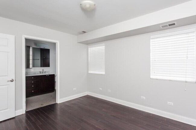 Building Photo - 3 bedroom in Chicago IL 60642