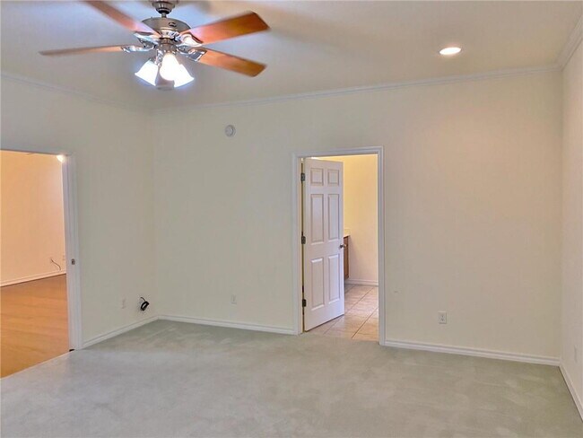 Building Photo - 4 Sullivan Ln