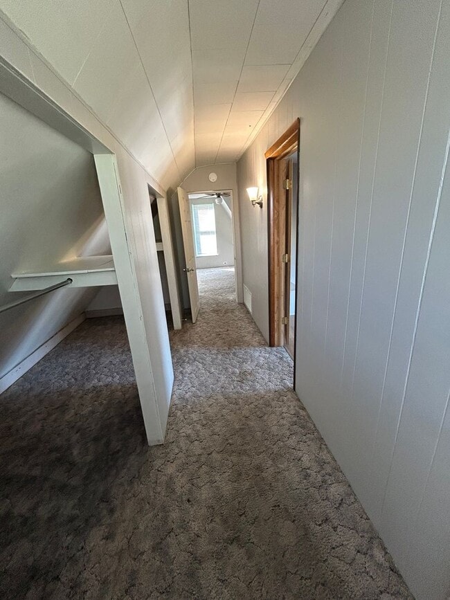 Building Photo - Nice-sized 3-bedroom 1-bath home with a la...