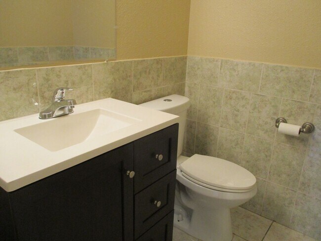Building Photo - Very nice 2 bedroom 1.5 bath 1st floor condo