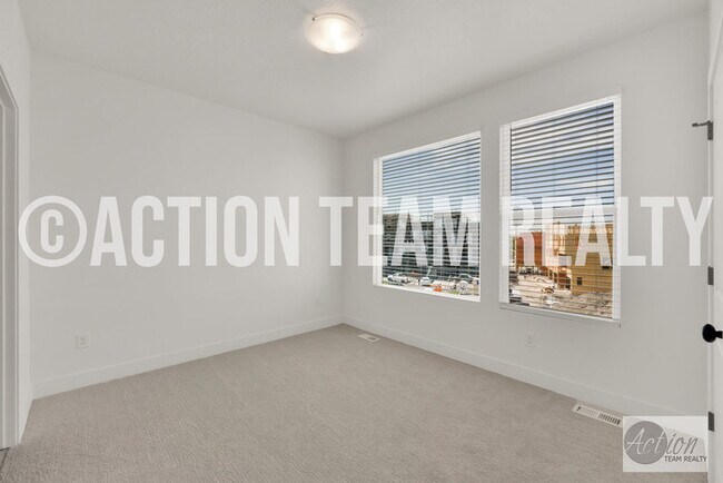 Building Photo - New Townhome in Farmington!
