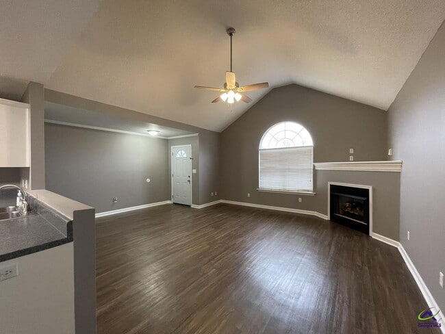 Building Photo - 308 Cosmos Ave