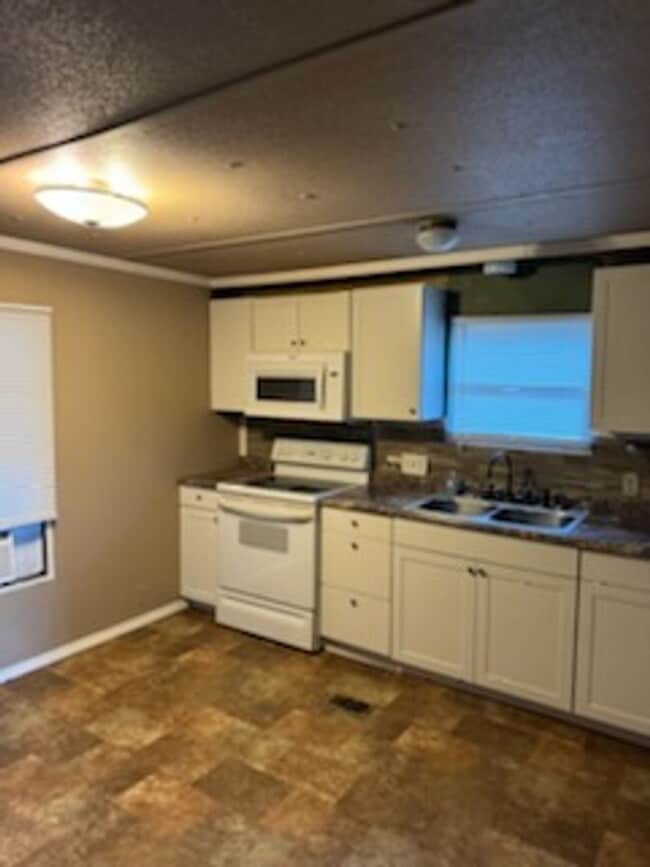 Building Photo - 2 bed 1 bath Trailer Home $1250 a month