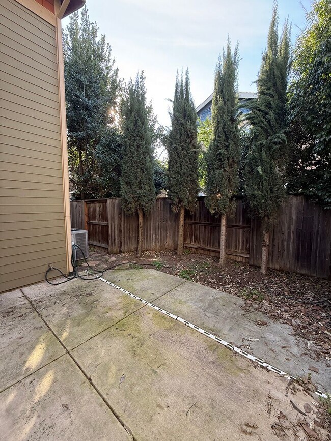 Building Photo - 335 Messina Terrace