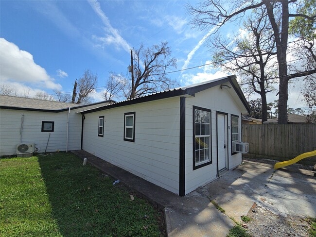 Building Photo - 9010 Linda Vista Rd