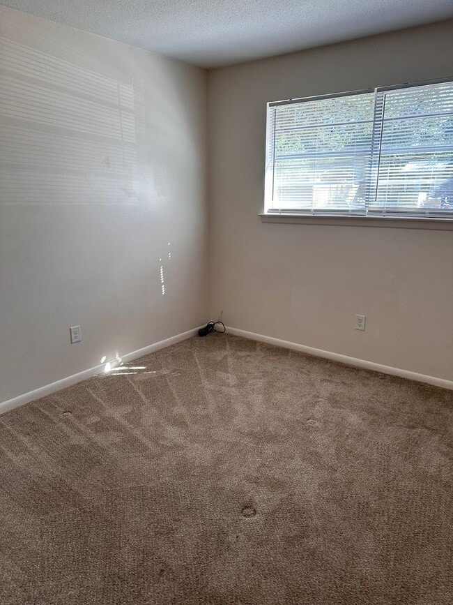 Building Photo - 3 Bedroom/ 1 1/2 Bath House - GREAT LOCATION