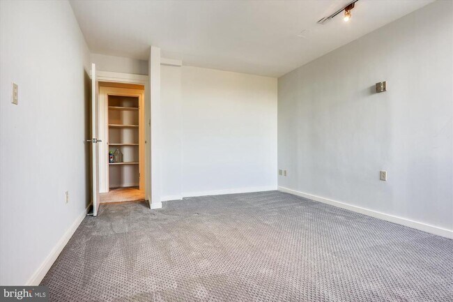 Building Photo - 4390 Lorcom Ln