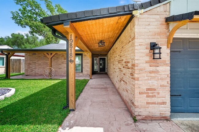 Building Photo - 19818 Packwood Dr