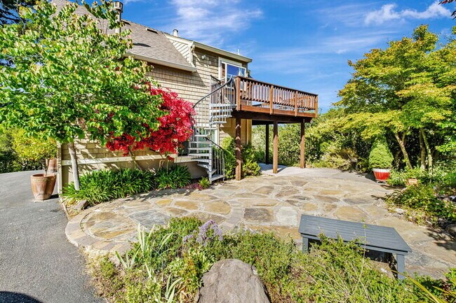 Building Photo - 275 La Vida Dr