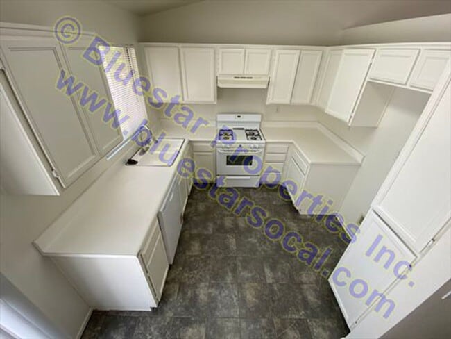 Building Photo - Now Renting Single Story Home with 2 Car Attached Garage In Hesperia!!